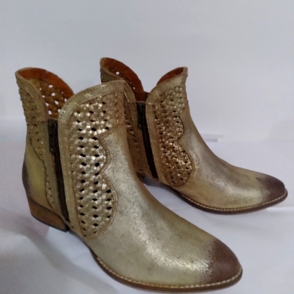 Seychelles 8.5 gold ankle boots